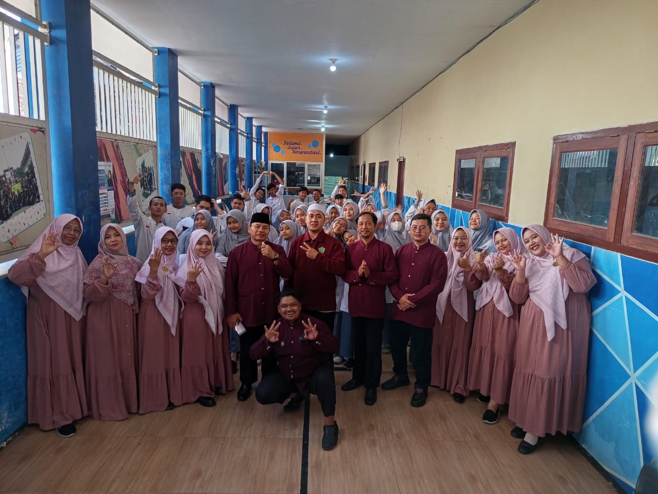 Guru dan Siswa Foto Bersama Di Sekolah